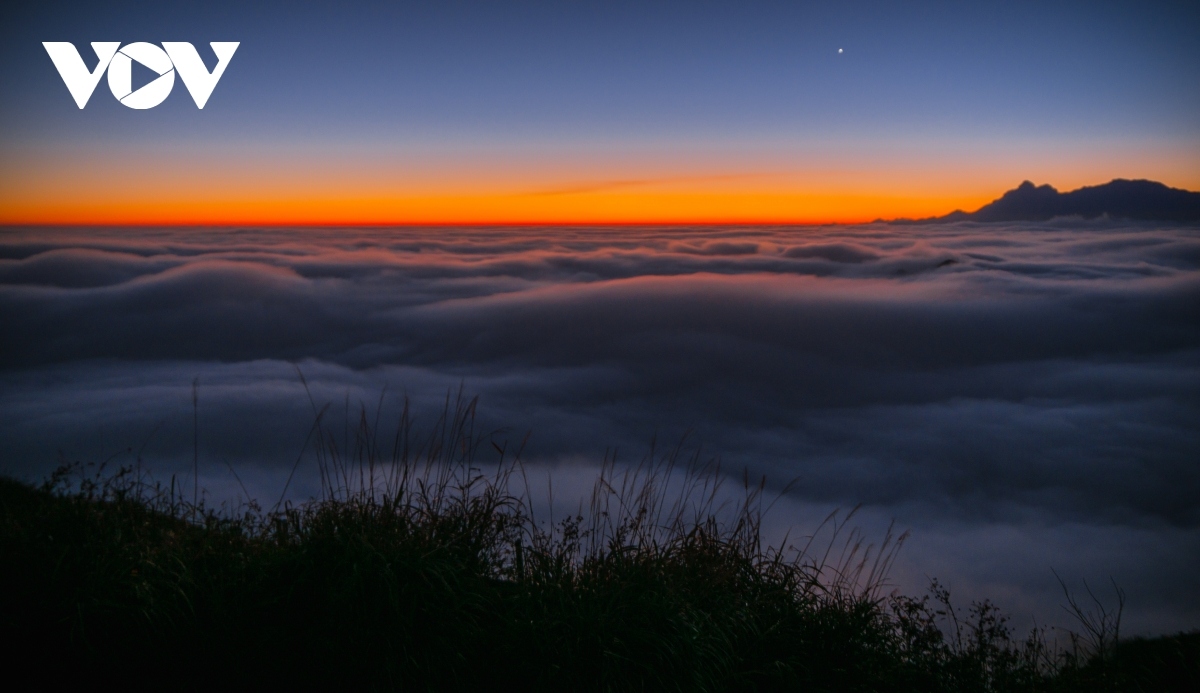 trekkers can enjoy a spectacular sunset on muoi mountain picture 3