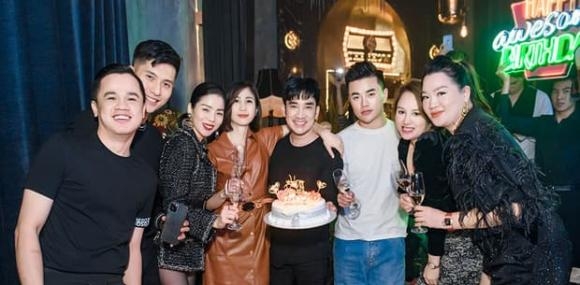 Chuyện showbiz: Lệ Quyên sánh đôi bên "bạn trai tin đồn" trong tiệc sinh nhật Quang Hà