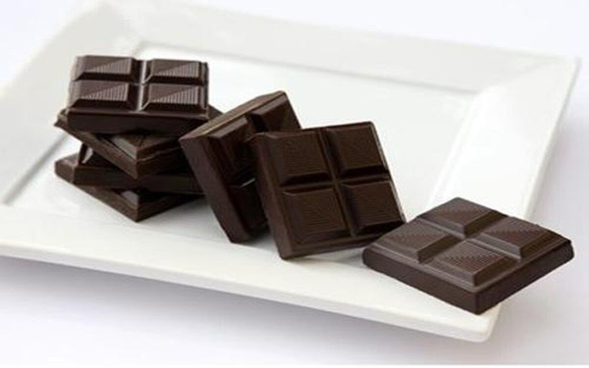Sô cô la đen: Sô cô la đen chứa lượng lớn hợp chất chống ô xy hóa có tác dụng giảm ho đối với những người bị viêm phế quản.