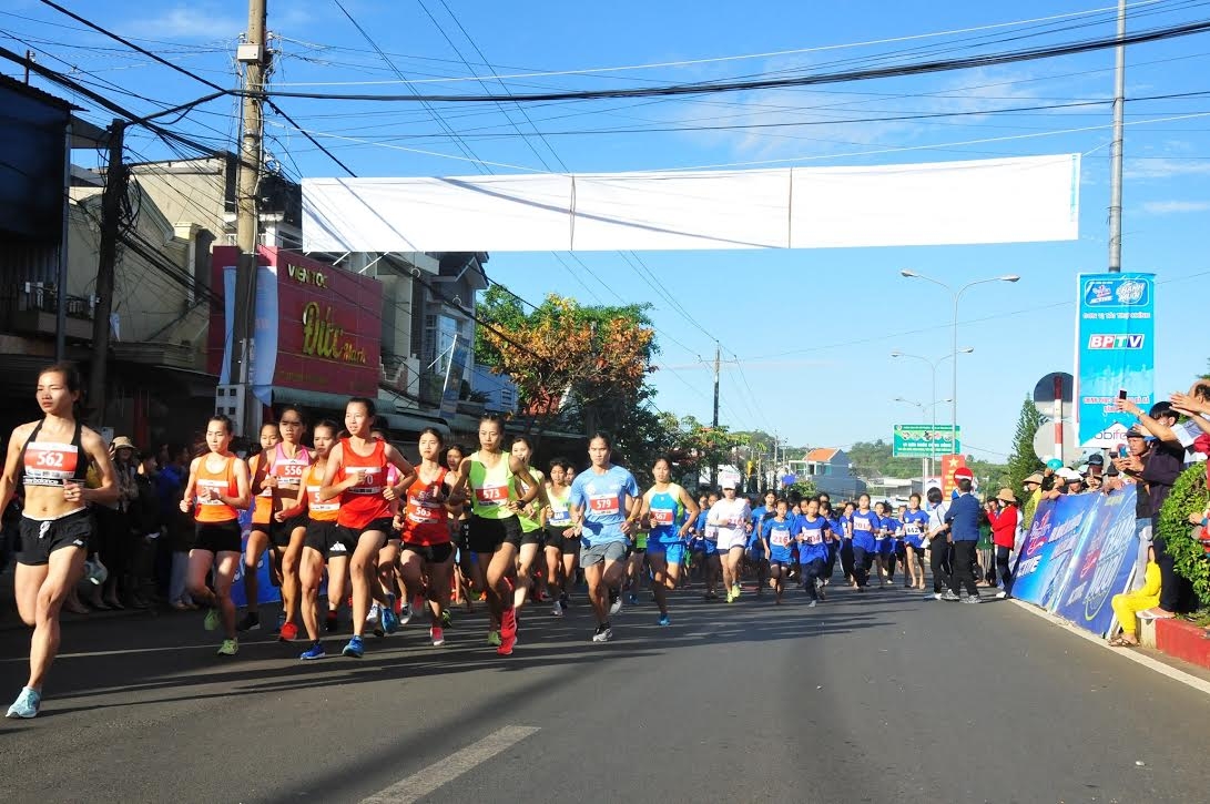 Gần 1.500 vận động viên chinh phục đỉnh núi Bà Rá cùng Number 1 Active