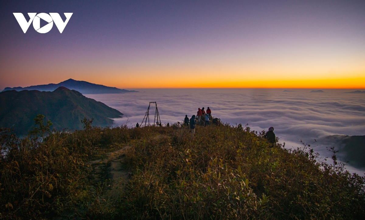 trekkers can enjoy a spectacular sunset on muoi mountain picture 4