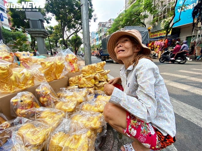 Chủ tiệm kinh doanh đồ trang trí Tết thở dài vì ế ẩm | VOV.VN