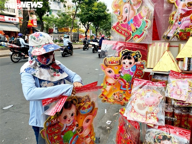 Chủ tiệm kinh doanh đồ trang trí Tết thở dài vì ế ẩm | VOV.VN