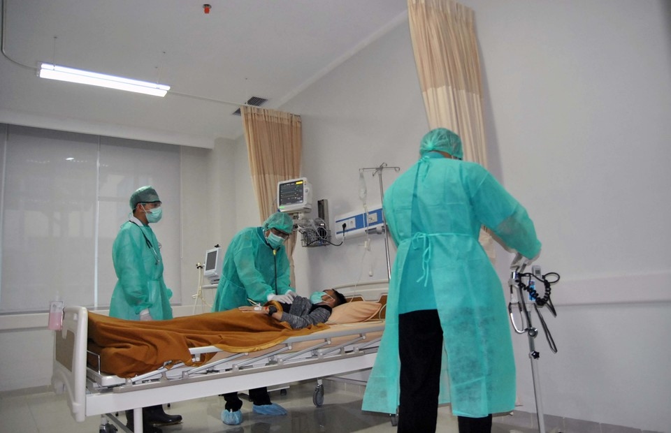 Các bác sĩ tại bệnh viện tỉnh Bogor ở Tây Java, Indonesia miệt mài chống dịch Covid-19 vào ngày 4/3/2020. (Nguồn ảnh: Antara)