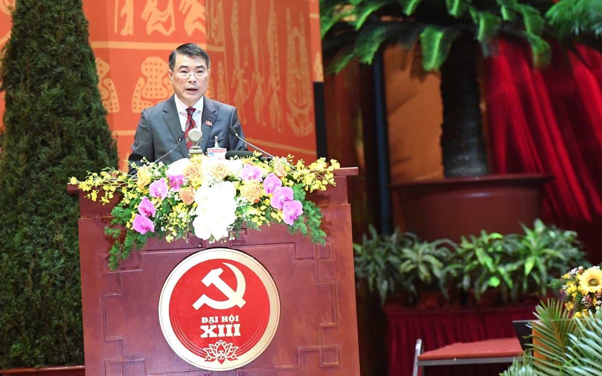 Le Minh Hung, chief of the Party Central Committee’s Office, delivers the draft working agenda of the congress