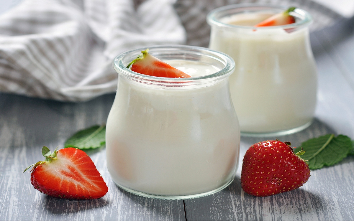 Sữa chua: Quá trình lên men sữa chua tạo nên enzym proteaza, có lợi cho đường ruột, giúp hệ tiêu hóa khỏe mạnh hơn.