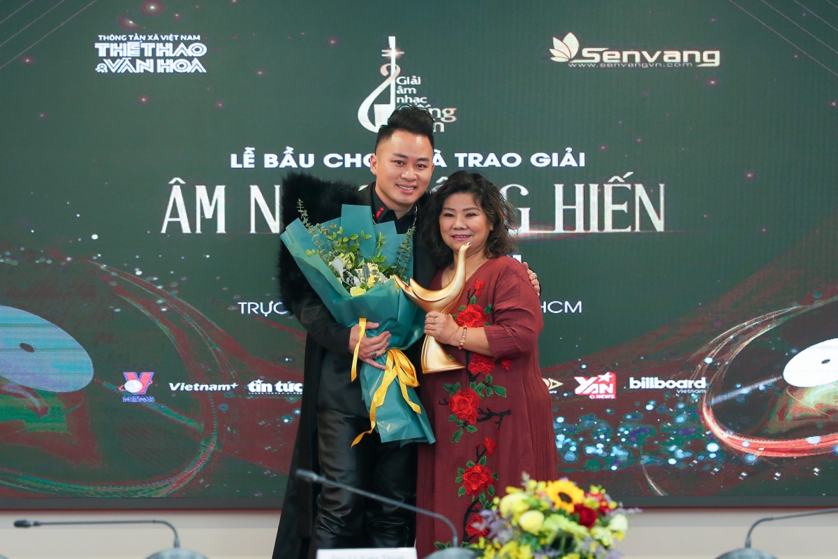 Tùng Dương “lập hattrick” tại Cống hiến 2021, "Hoa nở không màu" là Bài hát của năm