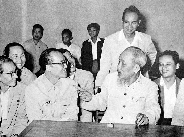 Chủ tịch Hồ Chí Minh nói chuyện thân mật với các đại biểu trí thức dự Hội nghị chính trị đặc biệt. Ảnh tư liệu