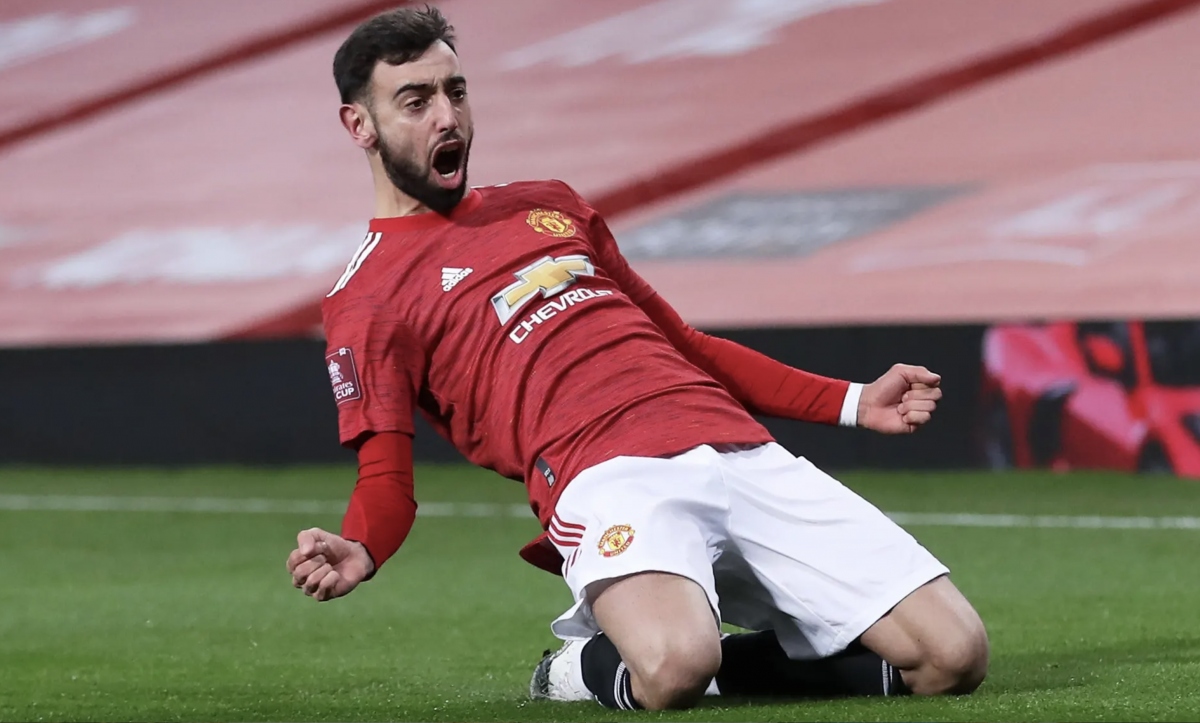 Bruno Fernandes thể hiện đẳng cấp với cú sút phạt thần sầu, ấn định thắng lợi 3-2 cho MU trước Liverpool. (Ảnh: Reuters).