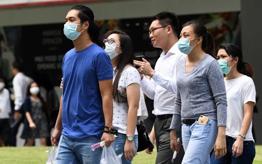 Nhân viên văn phòng Singapore thời Covid-19. Ảnh: AFP.