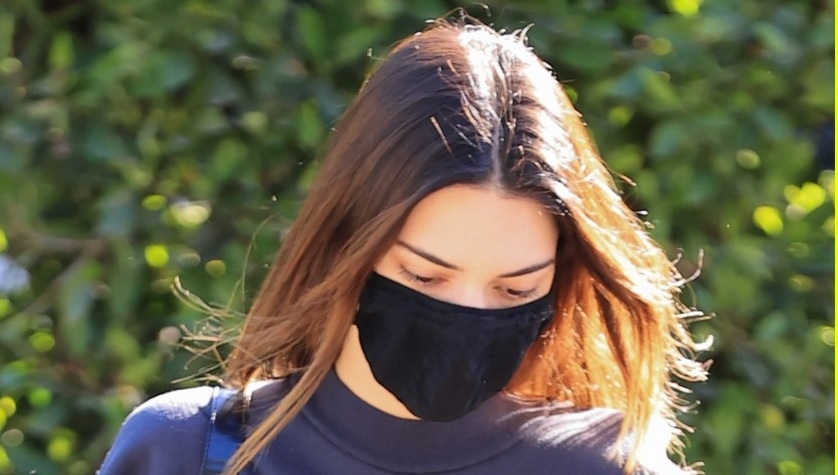 Kendall Jenner mặc đồ giản dị tự lái siêu xe đi thăm bạn