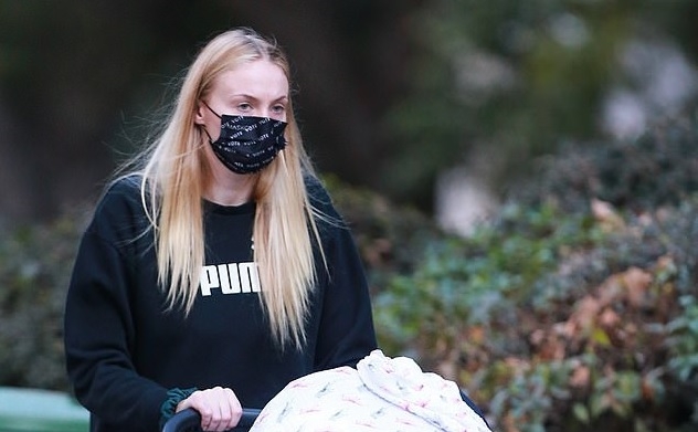 Sophie Turner tự tin để mặt mộc đưa con gái cưng ra phố