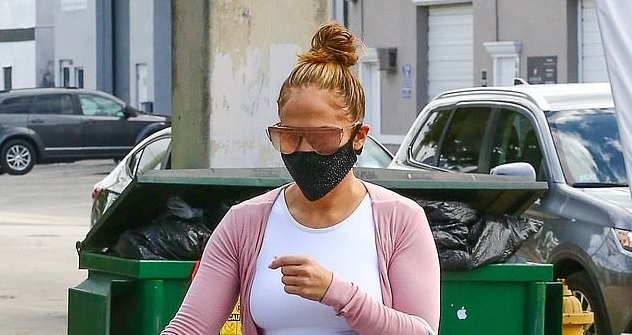 Jennifer Lopez diện áo croptop và quần legging khỏe khoắn đi tập gym dịp cuối tuần