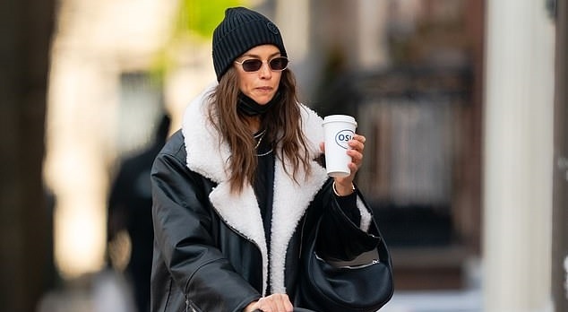 Irina Shayk mặc đồ khỏe khoắn đưa con gái cưng đi dạo phố ở New York