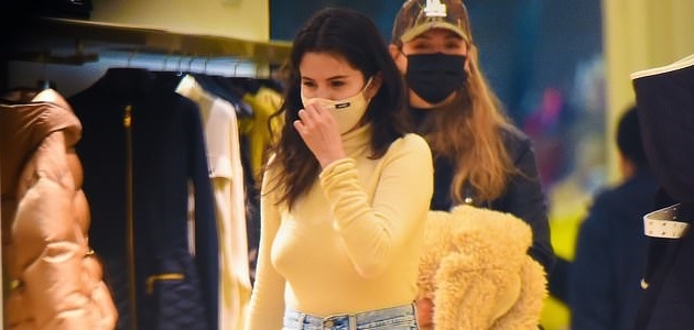 Selena Gomez vui vẻ đi mua sắm khi được nghỉ quay phim