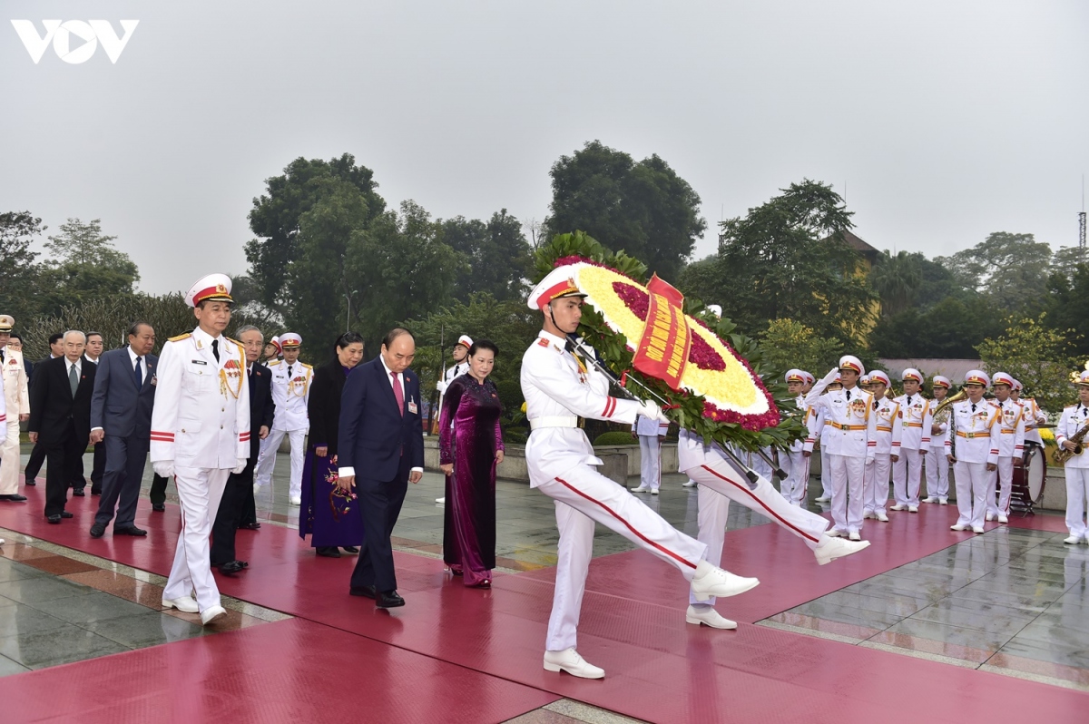 lanh dao Dang, nha nuoc va cac dai bieu du Dai hoi xiii vao lang vieng bac hinh anh 12