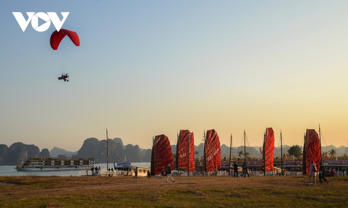 huge crowds gather to enjoy ha long winter carnival picture 5