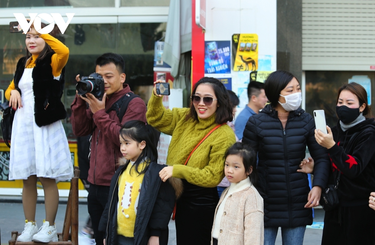 huge crowds gather to enjoy ha long winter carnival picture 12