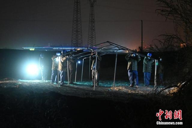 Hàng trăm công nhân và máy móc đã làm việc liên tục suốt đêm. Nguồn: Chinanews
