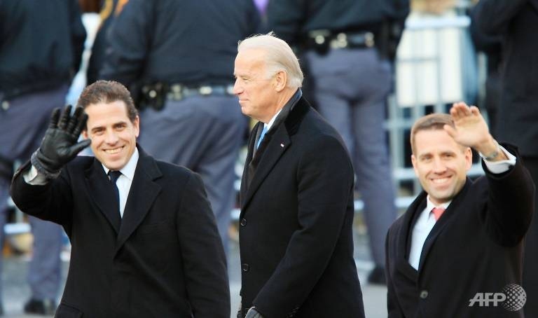 Phó Tổng thống Joe Biden cùng với các con trai Hunter Biden (trái) và Beau Biden trong cuộc diễu hành lễ nhậm chức của Tổng thống Barack Obama ngày 20/1/2008 ở Washington DC. Ảnh: AFP