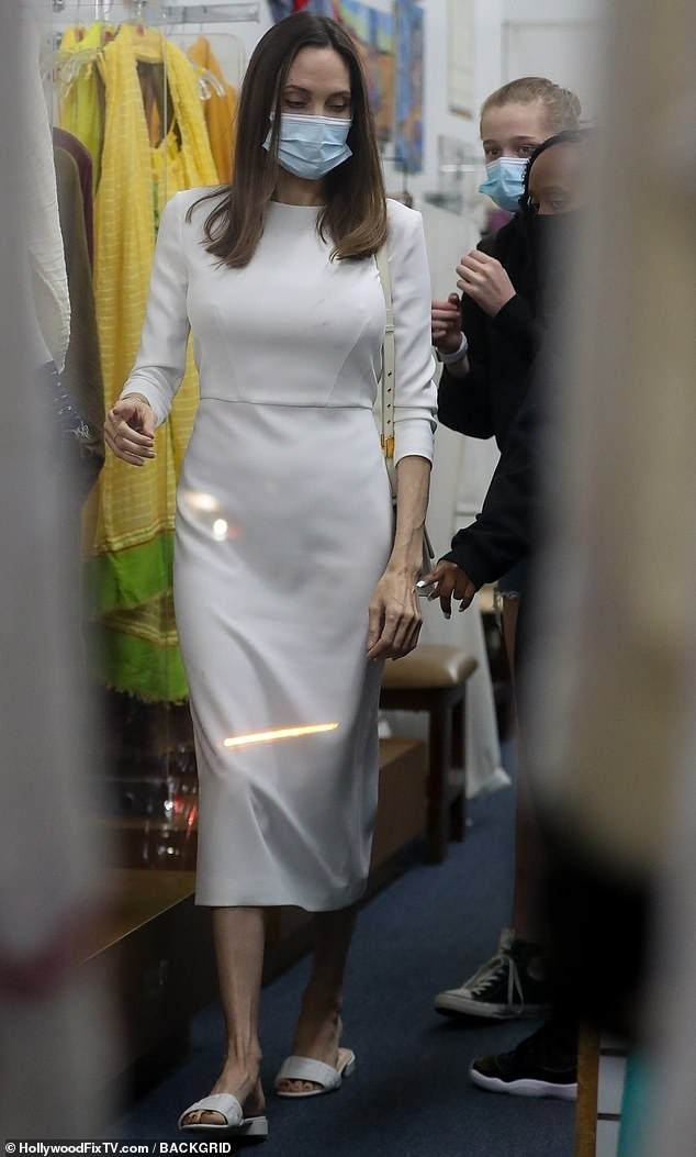 angelina jolie dien dam trang thanh lich dua cac con di mua sam hinh anh 2