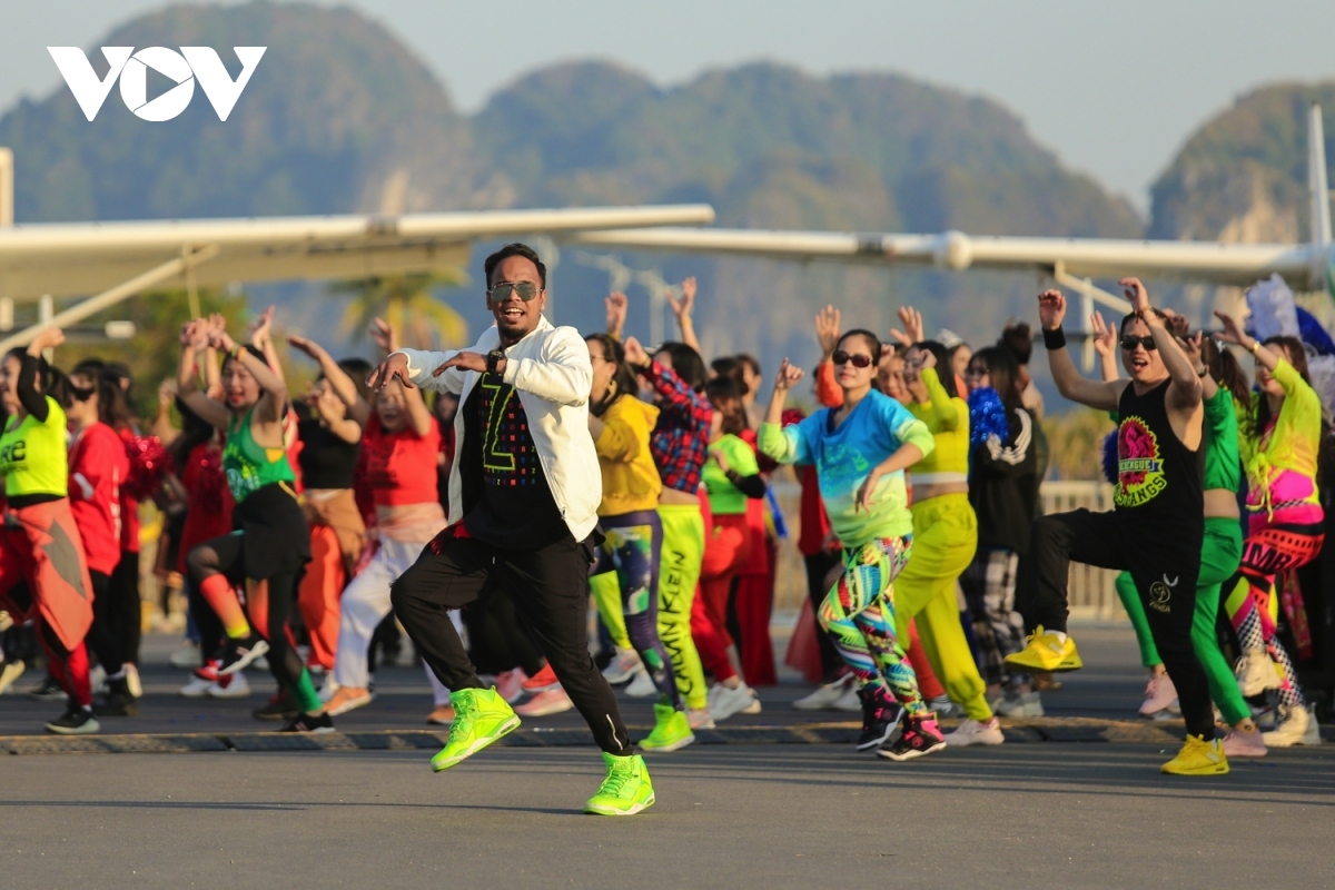 huge crowds gather to enjoy ha long winter carnival picture 4