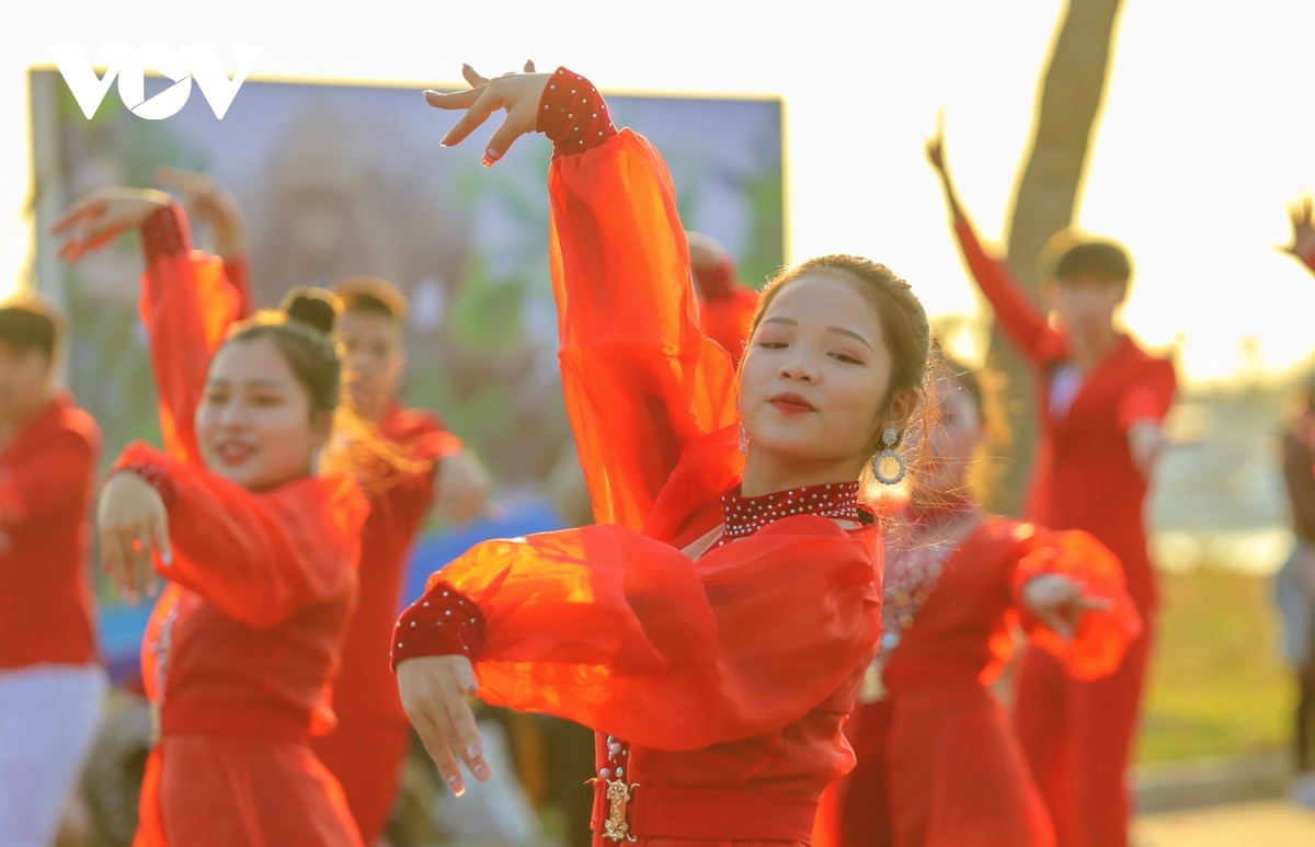 huge crowds gather to enjoy ha long winter carnival picture 8