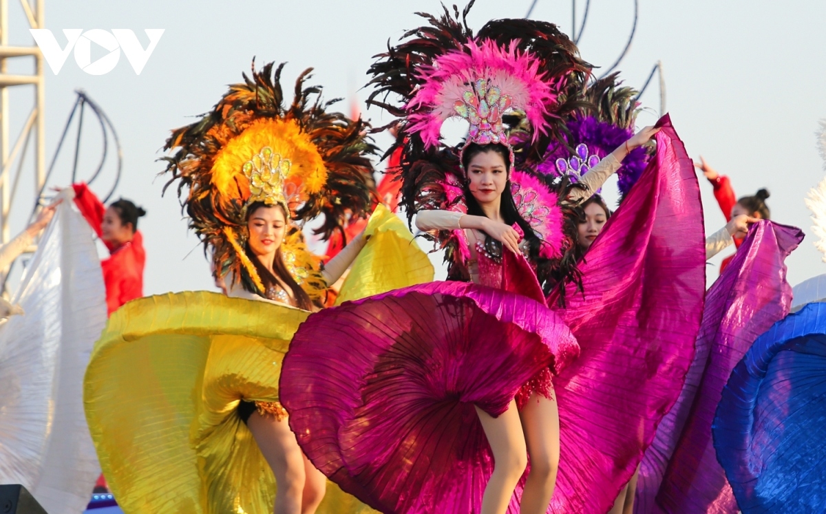 huge crowds gather to enjoy ha long winter carnival picture 9