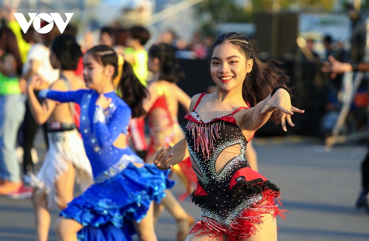 huge crowds gather to enjoy ha long winter carnival picture 7