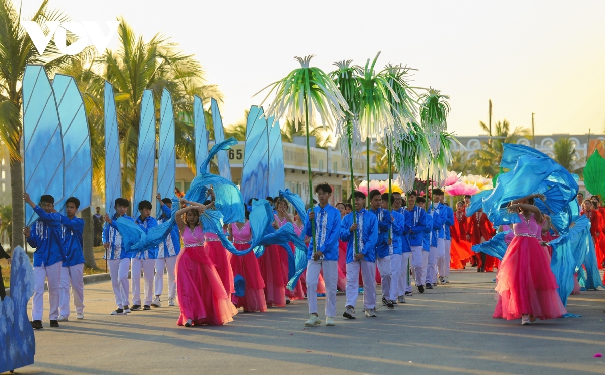 huge crowds gather to enjoy ha long winter carnival picture 6