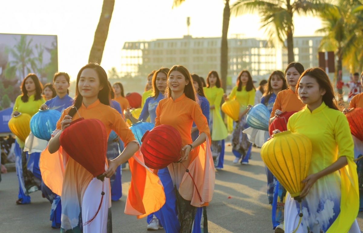 huge crowds gather to enjoy ha long winter carnival picture 10