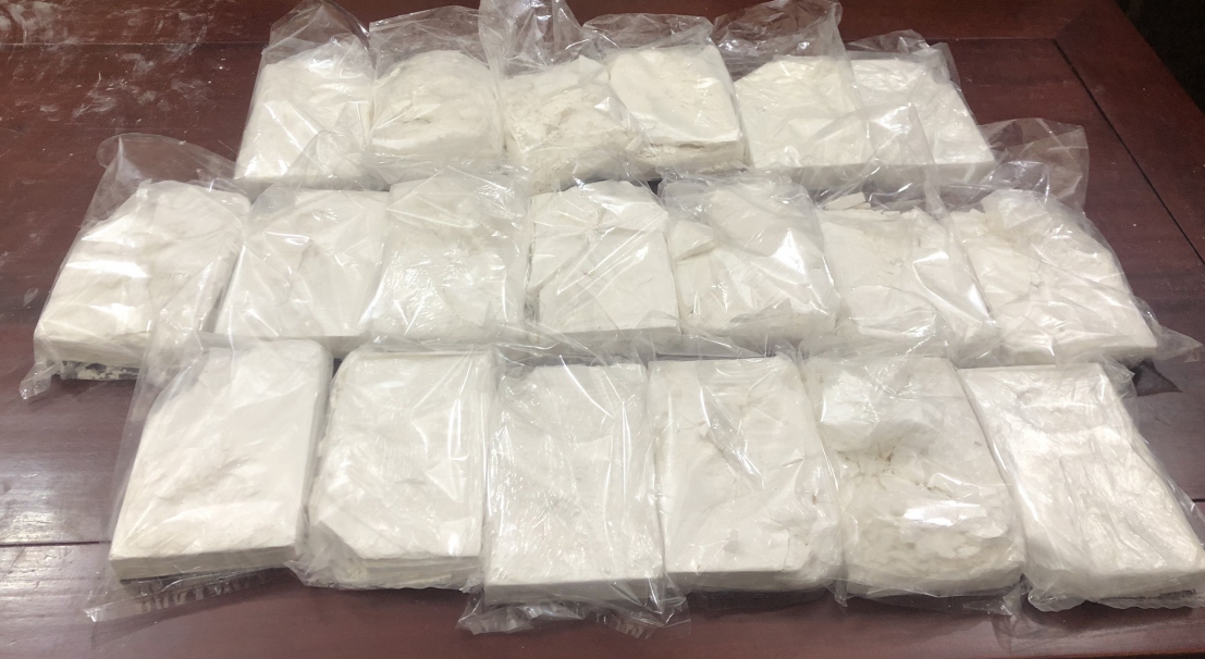 Trá hình buôn bánh kẹo, vận chuyển 13kg heroin qua biên giới | VOV.VN