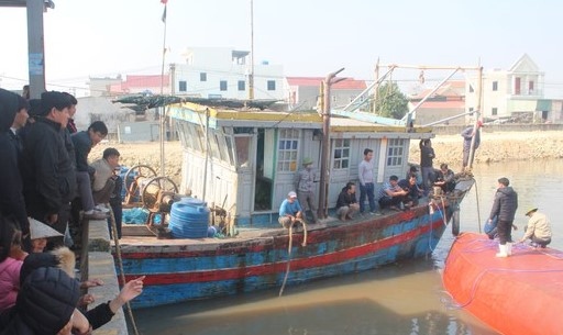 tau cho dau lat up khi vao cang ca o nghe an hinh anh 2