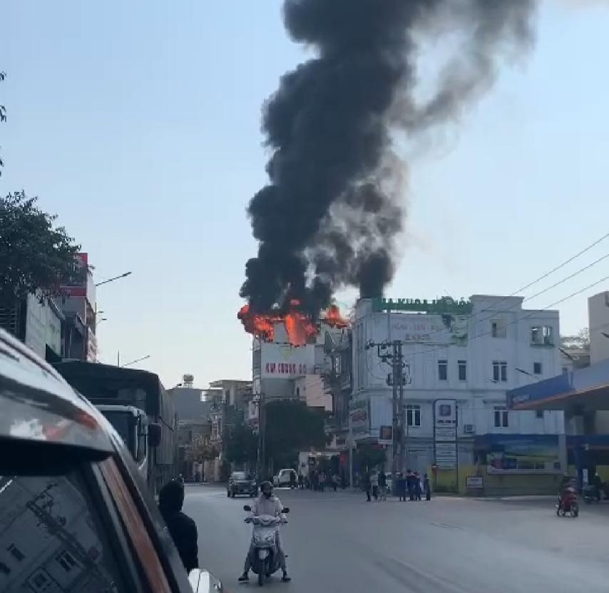 Cháy lớn tại một nhà dân ở thành phố Hạ Long, Quảng Ninh | VOV.VN