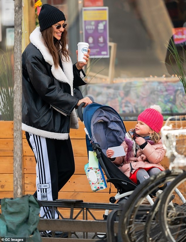 irina shayk mac do khoe khoan dua con gai cung di dao pho o new york hinh anh 5