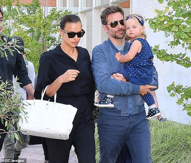 irina shayk mac do khoe khoan dua con gai cung di dao pho o new york hinh anh 8