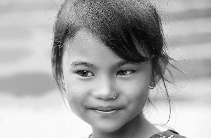 Gương mặt hiền hậu của bé gái ở Nepal-quốc gia hạnh phúc.
