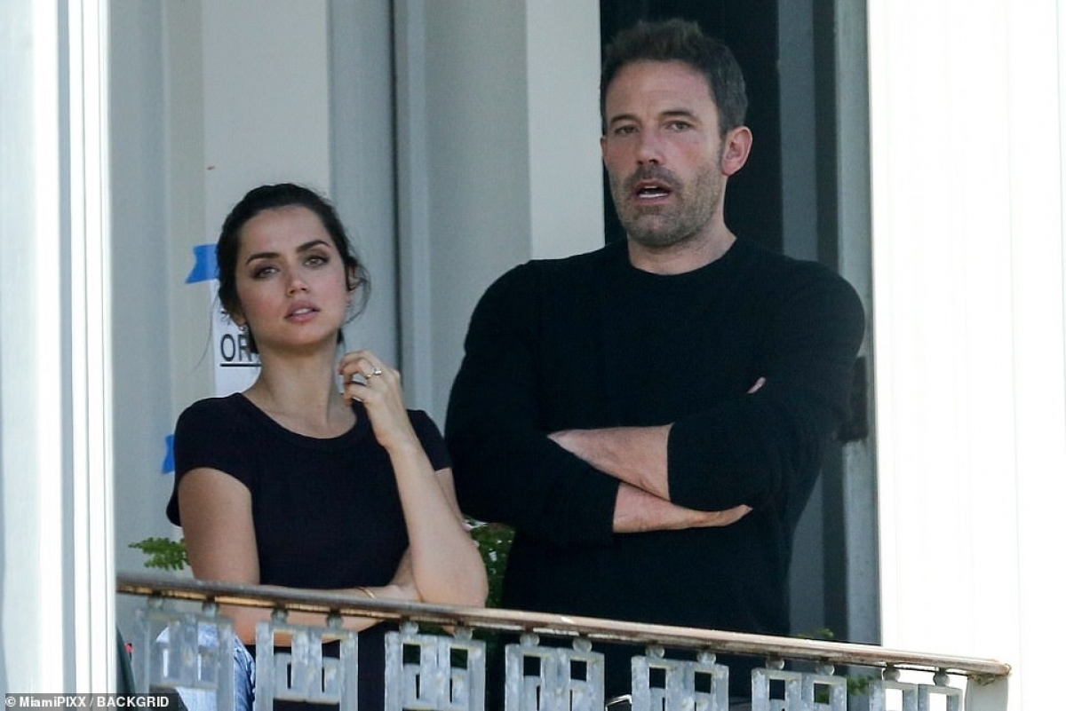 ben affleck dien do khoe khoan di dao cung con gai cung hinh anh 7