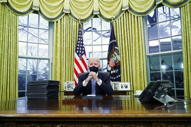 Tổng thống Mỹ Joe Biden tại Phòng Bầu dục trong Nhà Trắng ngày 20.1 ngay sau khi nhậm chức. Ảnh: Reuters
