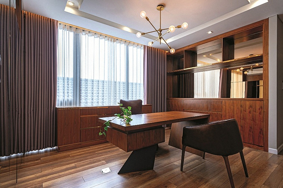 Phòng làm việc ở trên lầu. Nội thất cùng phong cách với hình thức kiến trúc với cá tính đơn giản. Chất liệu gỗ chủ đạo cho cảm giác thân thiện, gần gũi. 
