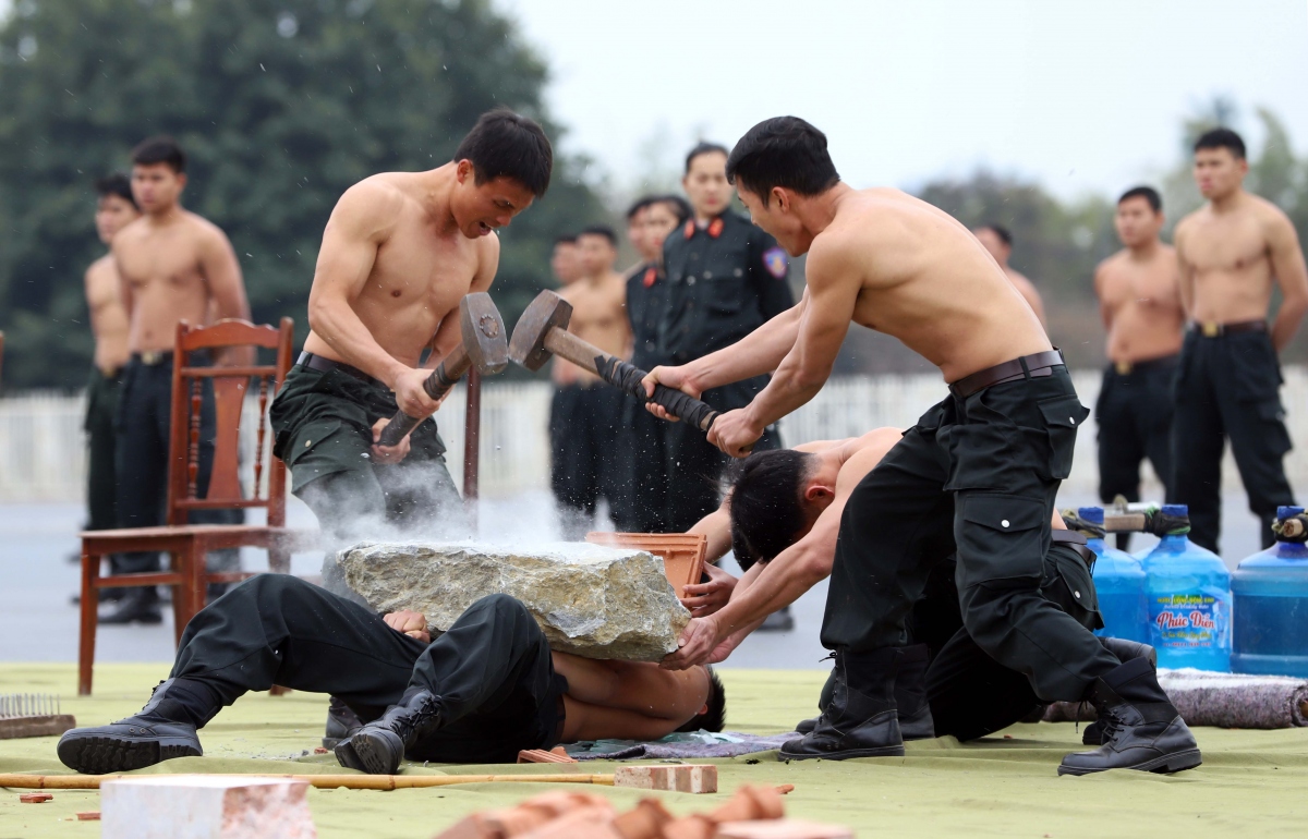 Các cán bộ, chiến sỹ diễn tập phương án bảo vệ Đại hội đại biểu toàn quốc lần thứ XIII của Đảng. (Ảnh Công an nhân dân)