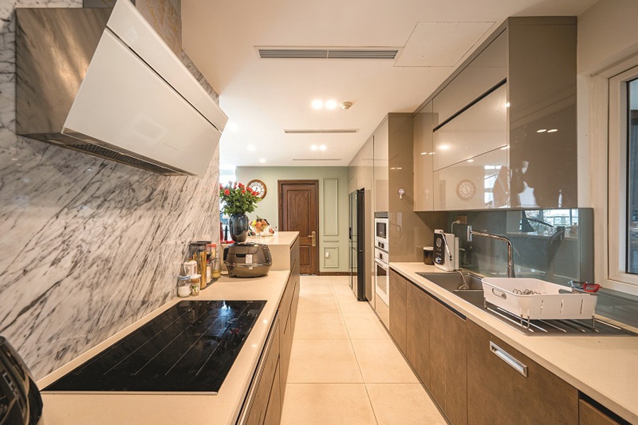 Bếp nấu được thiết kế với các thiết bị hiện đại. Hệ thống nội thất tủ bếp không cầu kỳ ở chi tiết để dễ dàng vệ sinh.