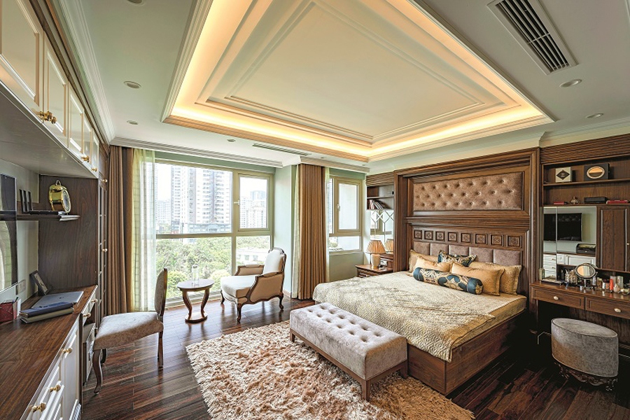 Phòng ngủ master của chủ nhân có diện tích rộng và tràn ngập ánh sáng tự nhiên. Hệ thống đồ đạc nội thất được thiết kế đảm bảo công năng sử dụng mà vẫn đầy tính thẩm mỹ của phong cách tân cổ điển.