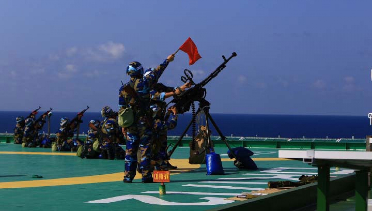 soldiers on dk1 platforms receive festive gifts ahead of tet picture 12