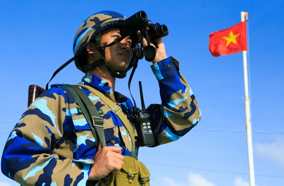 soldiers on dk1 platforms receive festive gifts ahead of tet picture 13