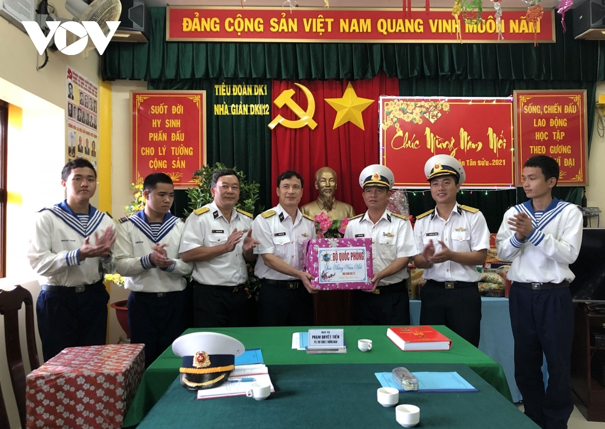 soldiers on dk1 platforms receive festive gifts ahead of tet picture 4