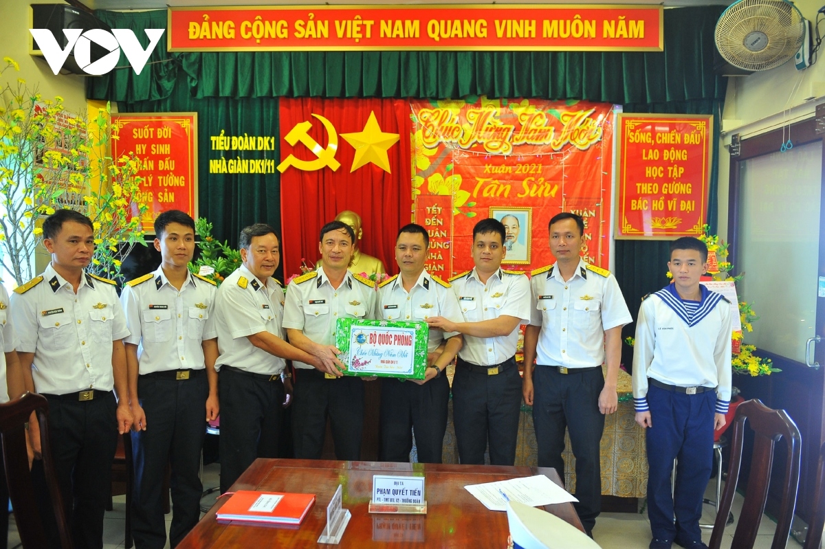 soldiers on dk1 platforms receive festive gifts ahead of tet picture 5