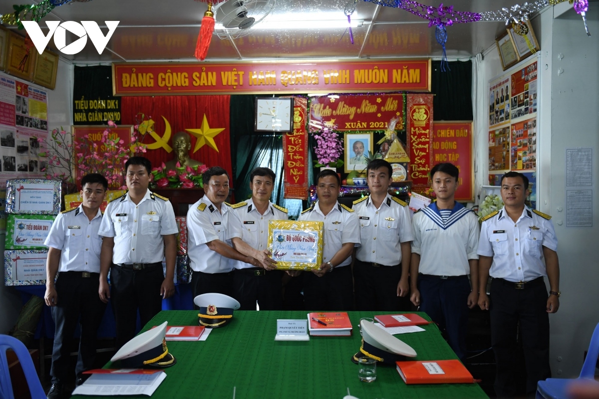 soldiers on dk1 platforms receive festive gifts ahead of tet picture 6