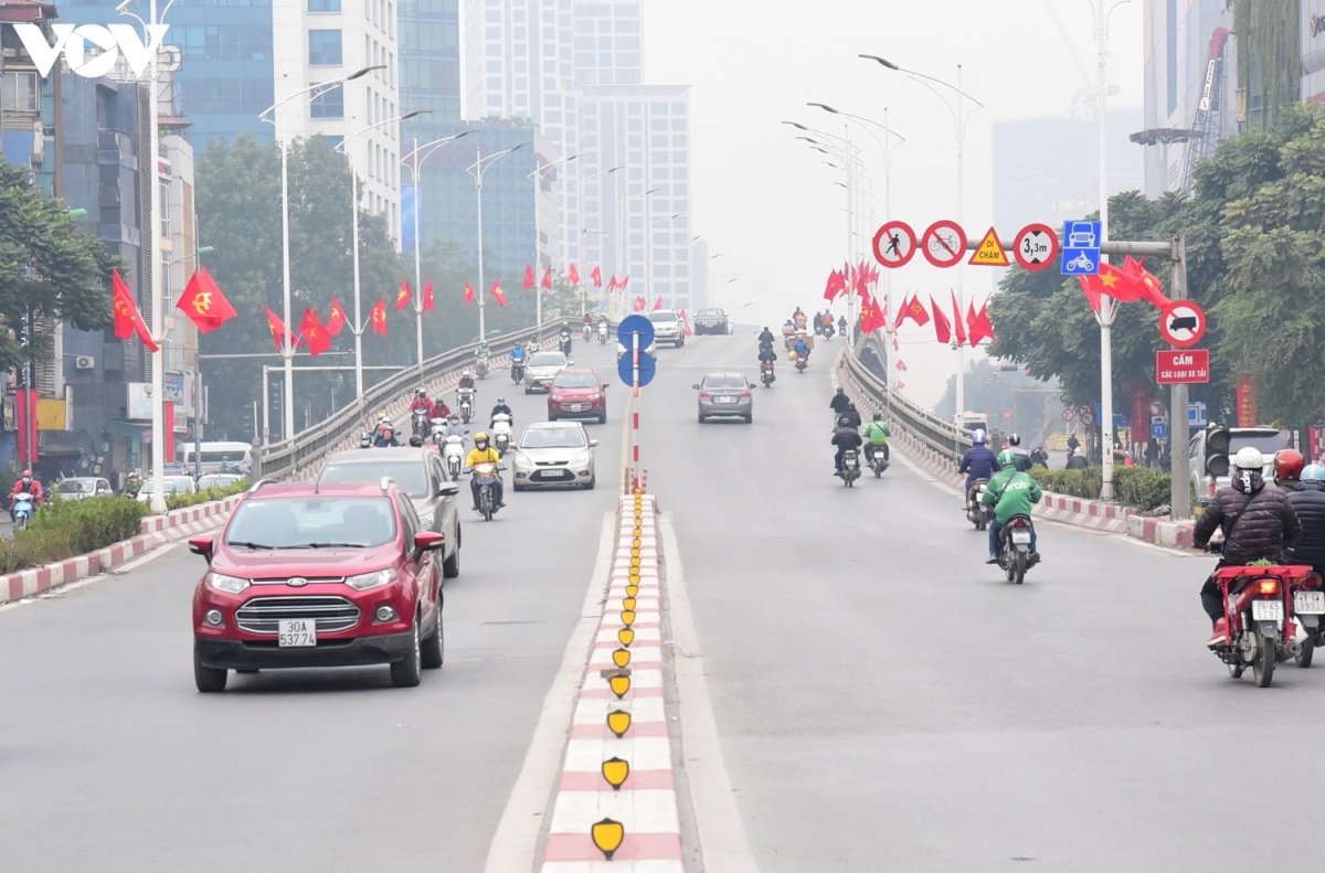 Theo yêu cầu của lãnh đạo thành phố, việc treo cờ, pa-nô, áp-phích tập trung tại các cửa ngõ Thủ đô, 8 cầu vượt trên địa bàn. Trong ảnh là cầu vượt Nguyễn Chí Thanh - Kim Mã.