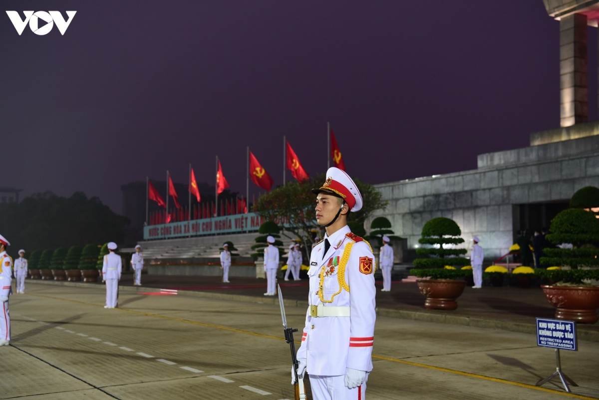 lanh dao Dang, nha nuoc va cac dai bieu du Dai hoi xiii vao lang vieng bac hinh anh 2